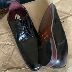 Mens Genuine leather shoes.